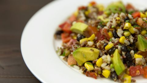 10 Tips para la transición vegetariana: Imagen de un plato de ensalada de verduras, quinoa y legumbres.